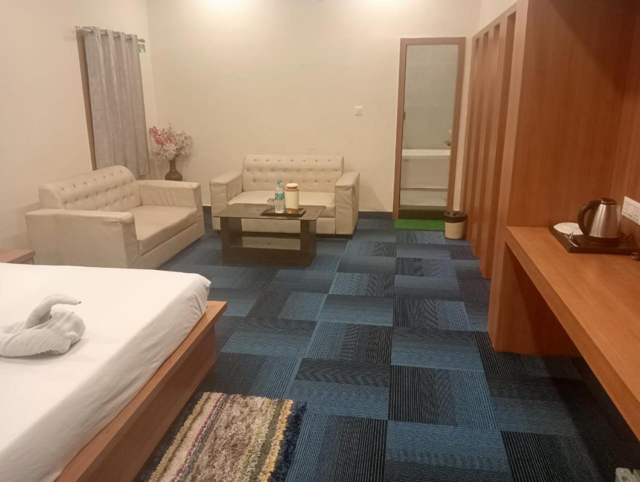The Prestige Hotel & Convention Panposh Esterno foto